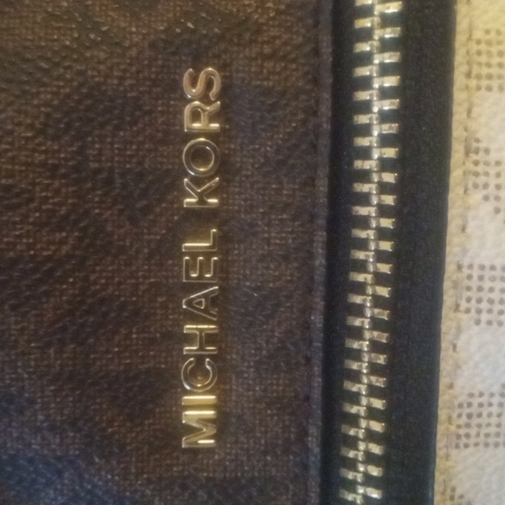 Michael kors ( real) basically new. Pocket book